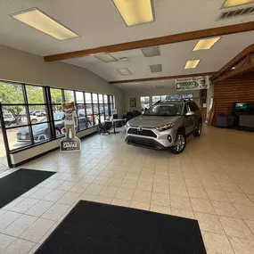 Street Smart Auto Brokers Showroom
