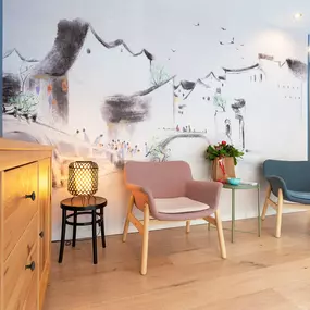 Op zoek naar een massage in Almere? QoQo Massage Clinics Almere kun je vinden in de Zadelmakerstraat in Almere centrum en is heel goed te bereiken met de trein en bus. Vanaf station Almere Centrum is het slechts 8 minuten lopen. Als je met de auto komt, dan kun je (betaald) parkeren in de nabijgelegen Schippergarage of de Flevogarage.