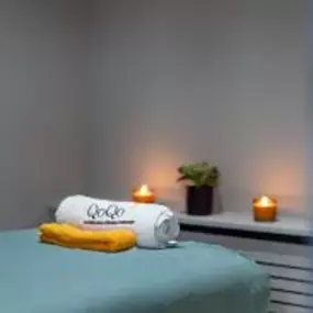 Populaire massages in Almere
In onze massagepraktijk Almere kun je kiezen uit verschillende massages. We hebben de populairste massages even voor je op een rijtje gezet. 

Ontspanningsmassage QoQo Massage Clinics Almere
Een ontspanningsmassage neem je in de eerste plaats voor ontspanning, maar daarnaast focussen we tijdens deze behandeling ook kort op jouw pijnpunten. De ontspanningsmassage verlicht stijfheid en overbelasting. Ook zorgt de behandeling voor diepe slaap en kwaliteitsrust, die het 