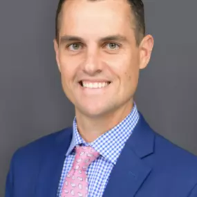 Paul D. Anderson is a trailblazing litigator who has made significant contributions to NFL and NCAA concussion litigation. His legal career began at The Klamann Law Firm, where he collaborated with Wm. Dirk Vandever of Popham Injury Law and Ken McClain of Humphrey, Farrington & McClain. This powerful alliance successfully recovered millions of dollars for injured athletes and retired NFL players.