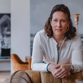 Webstudio Dresden Professionelles Business Portrait einer Frau im lichtdurchfluteten Büro, ideal für Online-Auftritt und Personal Branding.