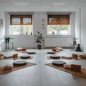 Webstudio Dresden Heller Seminarraum mit Meditationsmatten und Kissen, ideal für Workshops, Yoga und Achtsamkeit.