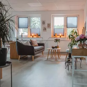 Webstudio Dresden Stilvoll eingerichteter Lounge Bereich mit Sofa, Pflanzen und gemütlicher Atmosphäre für Gespräche.