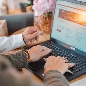 Webstudio Dresden Detailaufnahme von Händen am Laptop, konzentriertes Arbeiten und Unterstützung bei digitalen Aufgaben.