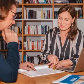 Webstudio Dresden Coaching Situation mit Fokus auf Unterlagen, intensive Beratung und zielorientiertes Arbeiten.