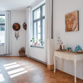 Webstudio Dresden Freundlicher Raum mit viel Tageslicht, dekorativen Elementen und gemütlicher Atmosphäre.