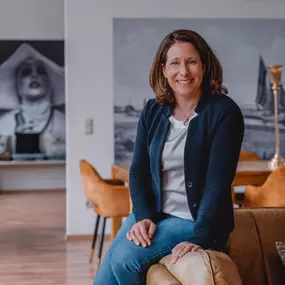 Webstudio Dresden Freundliches Business Portrait mit Blazer, seriös und zugleich sympathisch, perfekt für Marketing und Kommunikation.