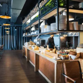 Moderne Edelstahlküche für Gastronomie und Hotelbetrieb