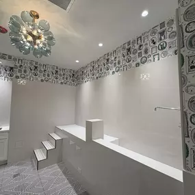 Large Bathtub at The Nest at Lincoln Park West, Chicago, IL 60614