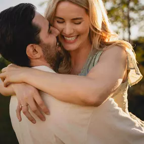 Kara Elizabeth Photography Glückliches Paar im Sonnenuntergang – Paarfotografie in München, die echte Emotionen, Nähe und Freude in natürlichen Bildern zeigt.