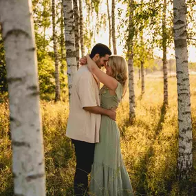 Kara Elizabeth Photography Romantisches Paar im Birkenwald – Paarshooting in München mit warmem Sonnenlicht, das Liebe und Verbundenheit authentisch einfängt.