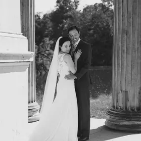 Kara Elizabeth Photography Klassische Schwarz-Weiß-Aufnahme – standesamtliche Hochzeitsfotografie in München, die Eleganz und Liebe zeitlos festhält.