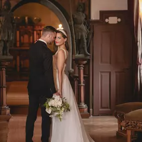 Kara Elizabeth Photography Brautpaar im historischen Ambiente – Hochzeitsfotografie in München, die Romantik und besondere Atmosphäre stilvoll einfängt.