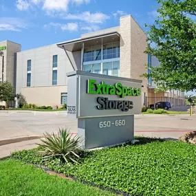 Beauty Image - Extra Space Storage at 650 North Fwy, Fort Worth, TX 76102
