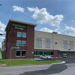 Beauty Image - Extra Space Storage at 8002 Warwick Ave, Louisville, KY 40222