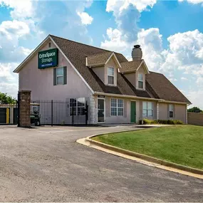 Beauty Image - Extra Space Storage at 7720 Farley St, Overland Park, KS 66204