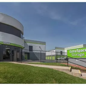 Beauty Image - Extra Space Storage at 825 E Arrow Hwy, Glendora, CA 91740