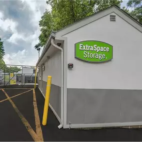 Beauty Image - Extra Space Storage at 725 US-1, Iselin, NJ 08830