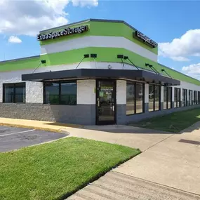 Beauty Image - Extra Space Storage at 395 Union Ave, Memphis, TN 38103
