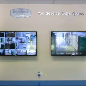 Security Screens - Extra Space Storage at 901 W Adams St, Chicago, IL 60607