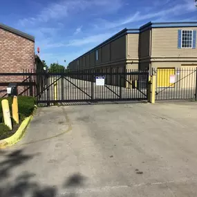 3569_Gate