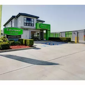 Beauty Image - Extra Space Storage at 2801 Thornton Ave, Burbank, CA 91504