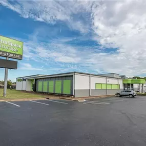 Beauty Image - Extra Space Storage at 4805 Summer Ave, Memphis, TN 38122