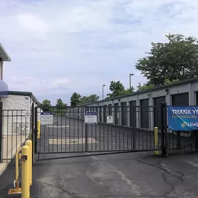 3696_Gate