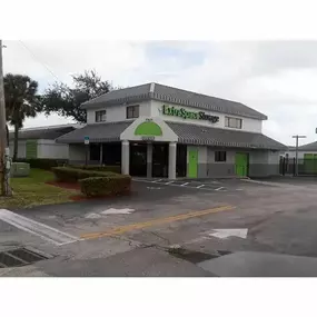 Beauty Image - Extra Space Storage at 20625 NE 16th Ave, Miami, FL 33179