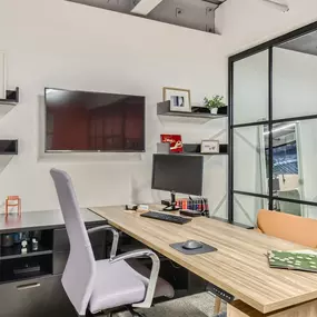 Discover modular office interiors, raised floors, and adaptable workplace solutions by Faciliteq.