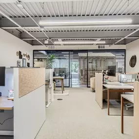 Discover modular office interiors, raised floors, and adaptable workplace solutions by Faciliteq.