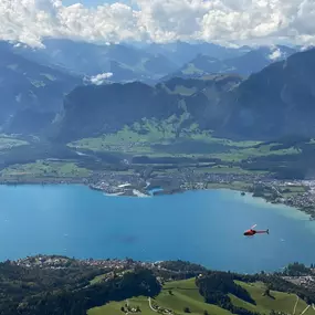 A spectacular moment with FunFlights – flying over a turquoise-blue lake surrounded by the stunning Bernese Alps. For our passengers, it’s always a unique experience to explore this beautiful region of Switzerland from above.