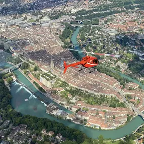 A spectacular view from our FunFlights Helicopter-Tour over the Swiss Capital! The red helicopter flies above Bern’s historic old town, with the Federal Building, the Münster tower, and the turquoise River Aare clearly in sight. Exploring Bern from the