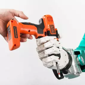 Foto und Filmproduktion Laila Tkotz Zusammenarbeit von Mensch und Roboter mit Werkzeug in moderner Produktion