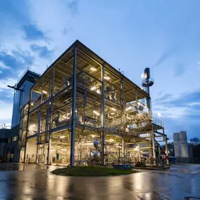 Foto und Filmproduktion Laila Tkotz Außenansicht einer großflächigen Industrieanlage mit Scheinwerfern im Regen