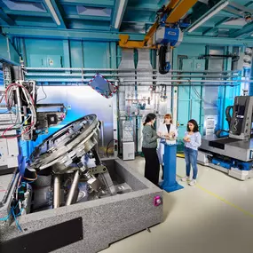 Foto und Filmproduktion Laila Tkotz Überblick über Hightech-Labor mit Ingenieuren und Messgeräten