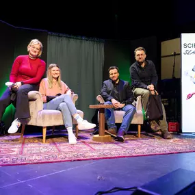 Foto und Filmproduktion Laila Tkotz Gruppenaufnahme von Rednern und Teilnehmenden bei Wissenschaftsveranstaltung