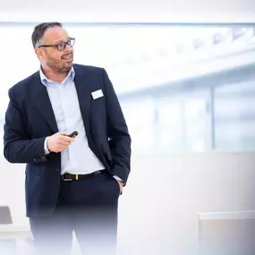 Foto und Filmproduktion Laila Tkotz Businesspräsentation mit Fokus auf Redner vor Publikum