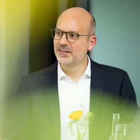 Foto und Filmproduktion Laila Tkotz Businessgespräch im Anzug bei Veranstaltung mit Glas und Getränken