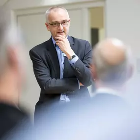 Foto und Filmproduktion Laila Tkotz Nachdenklicher Mann spricht bei Business-Event vor Fachpublikum