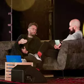 Foto und Filmproduktion Laila Tkotz Bühneninterview mit zwei Experten im Gespräch auf dunkler Bühne