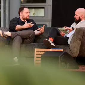 Foto und Filmproduktion Laila Tkotz Fachgespräch im Dialog auf modernem Sofa bei einer Veranstaltung