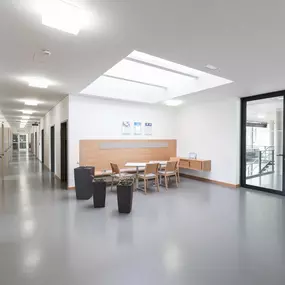 Foto und Filmproduktion Laila Tkotz Offene Sitzecke mit Holzdetails und natürlichem Licht für Meetings