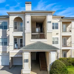 Apartments with a balcony and a covered entrance