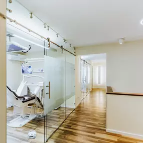 Wir haben uns bewusst für die Grube Carl als Standort entschieden, weil wir hier am Leben der Frechener Familien teilnehmen können. Die Kinder haben so die Möglichkeit, mit der Praxis aufzuwachsen und den Zahnarztbesuch als etwas völlig Normales kennenzulernen.