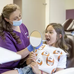 In unserer Praxis haben Kinder beim Zahnarzt Spaß! Wir geben Ihrem Kind Zeit, sich an uns und die Umgebung zu gewöhnen. Die ersten Besuche dienen deshalb nur dem Kennenlernen!