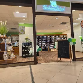 Ansicht des Teehaus Erfurt – Teefachgeschäft für exklusive Tees, stilvolle Geschenkideen, Weihnachtsgeschenke und Firmengeschenke. Das Teehaus befindet sich im Herzen von Erfurt und ist die erste Adresse für Teegenuss und Präsente in Erfurt, Weimar, Jena, Gotha und Arnstadt. Entdecken Sie über 400 Teesorten, liebevoll verpackte Geschenke und persönliche Beratung in gemütlicher Atmosphäre.