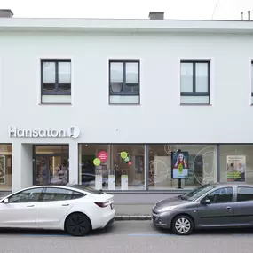 Hansaton Hörkompetenz-Zentrum Hauptstraße 48, Stockerau von der gegenüberliegenden Straßenseite kommend