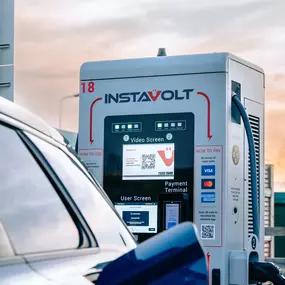 The InstaVolt hub at Stroud Park, Banbury, benefits from its strategic location off Junction 11 of the M40 motorway - one of the UK’s most significant transportation corridors. Connecting London to Birmingham, two of the country’s largest cities, the M40 is a key route for commuters, business travellers, and long-distance drivers. It serves as a vital link between the Midlands and the South of England, with millions of vehicles using it annually. Placing a state-of-the-art EV charging hub at thi