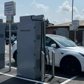 InstaVolt’s ultra rapid EV charging station at Poulton-le-Fylde’s Teanlowe Shopping Centre, offering fast and convenient electric vehicle charging.